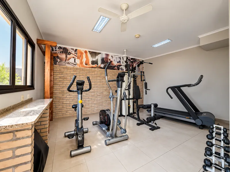 Academia com esteira, bicicleta, elíptico, estação de musculação e halteres