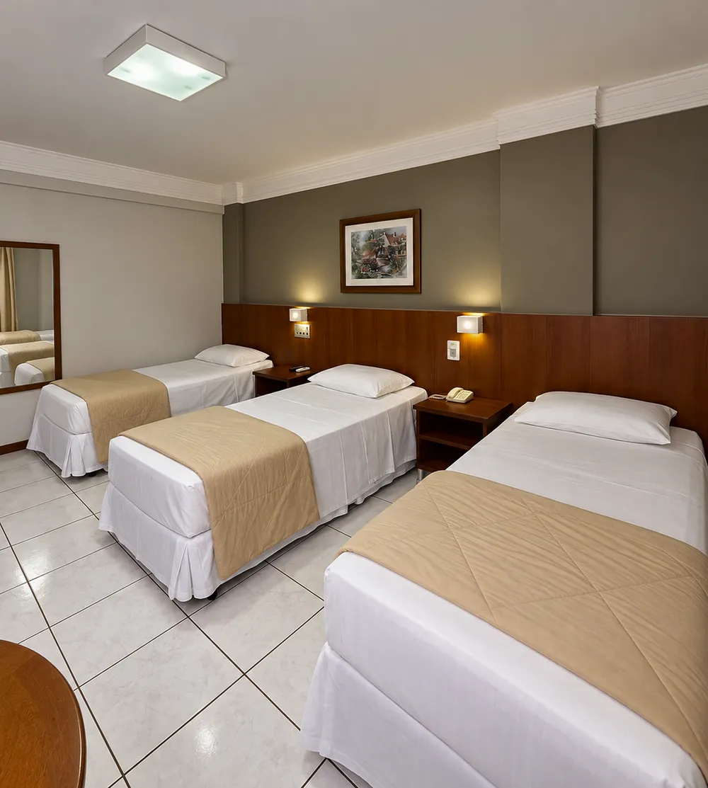 Apartamento Luxo com três camas de solteiro, espelho e cabeceira de madeira