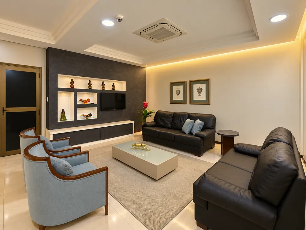 Sala de TV com sofás de couro, poltronas e nichos decorados